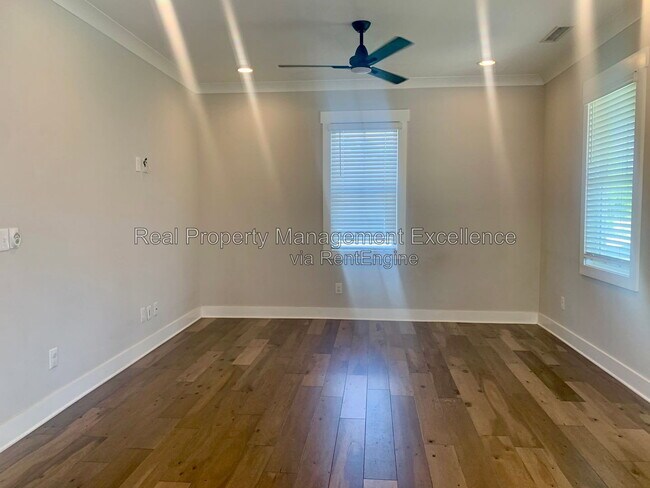 Building Photo - 443 Como Dr