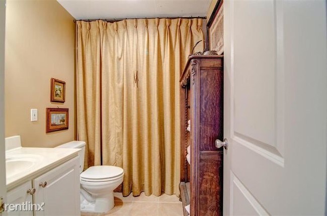 Building Photo - 1 br, 1 bath  - 655 S Riverside Dr Apt 405A