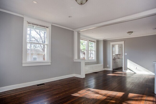 Foto del edificio - COMING SOON: Charming Bungalow with Spacious Living & with Modern Finishes!