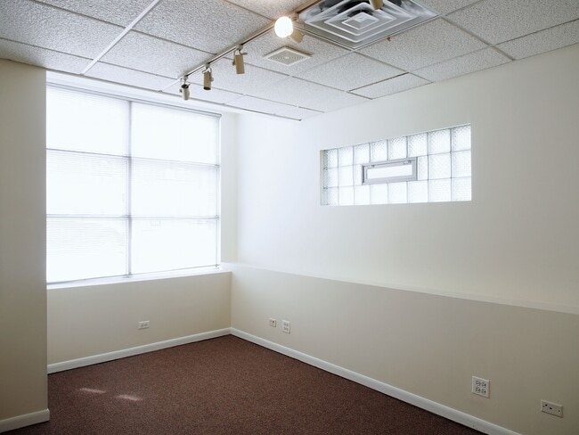 Building Photo - 4344 N Western Ave