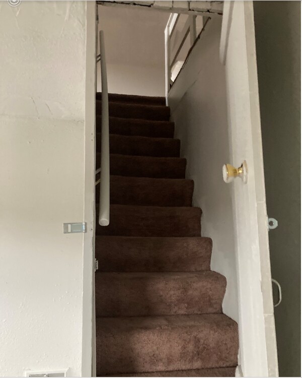 Escaleras al BR2 - 112 22nd St