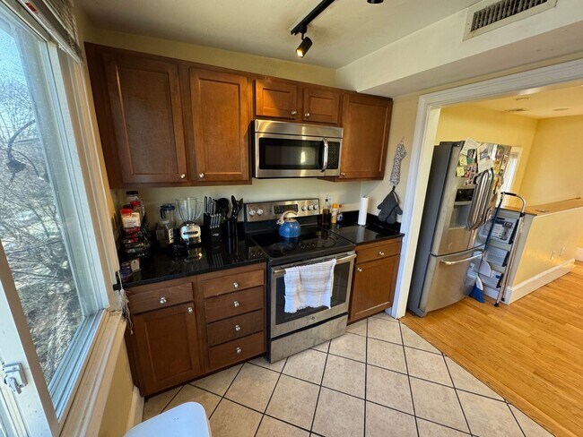 Foto del edificio - Awesome 6 bed 3.5 bath in Somerville...