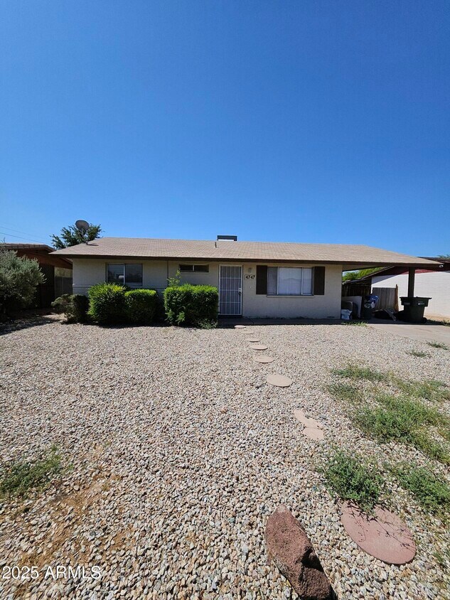 Foto principal - 4747 E St Anne Ave