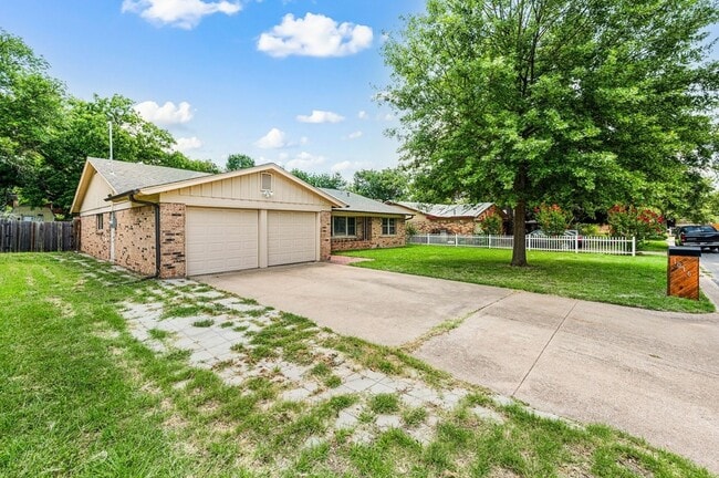 Building Photo - 1016 W Creek Dr