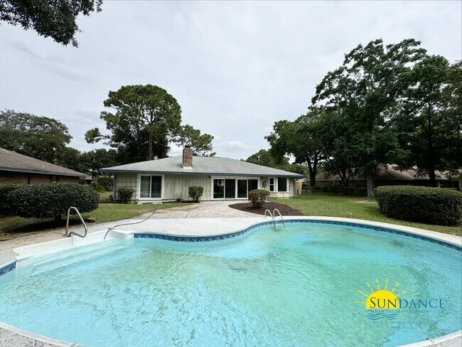 Foto del edificio - Stunning 3 Bedroom Home in Shalimar with In-ground Pool!