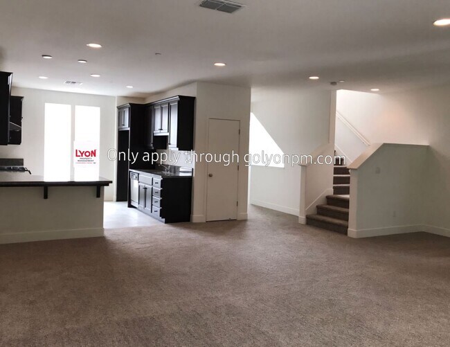 Building Photo - Stunning Home in the heart of the Downtown