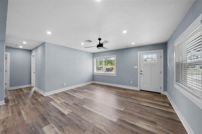 Building Photo - 1237 Little John Ln