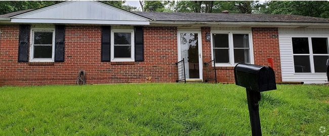 Building Photo - 1331 Westhill Dr