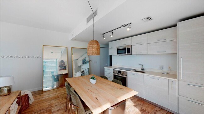 Foto del edificio - 650 NE 32nd St