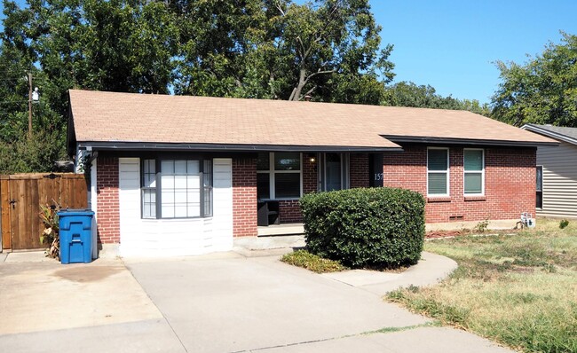 Building Photo - 4 Bedroom 2 Bathroom in Lewisville