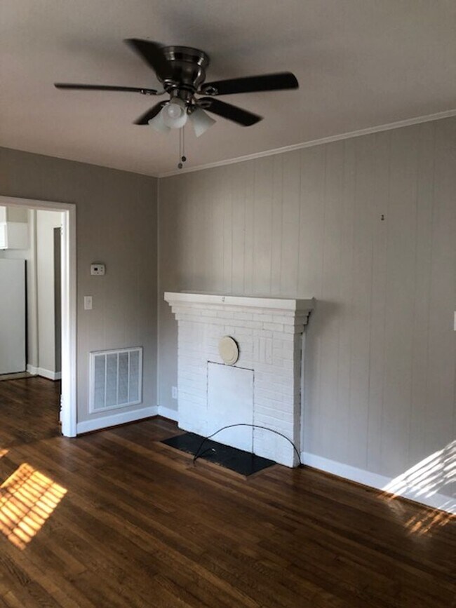 Building Photo - Charming - 2 BD- 1 full BA - Bungalow w/ r...