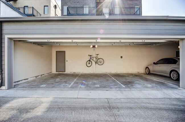 Building Photo - 2532 W Addison St