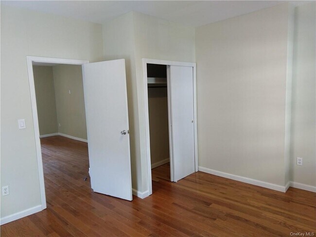 Foto del edificio - 73 Hawthorne Ave