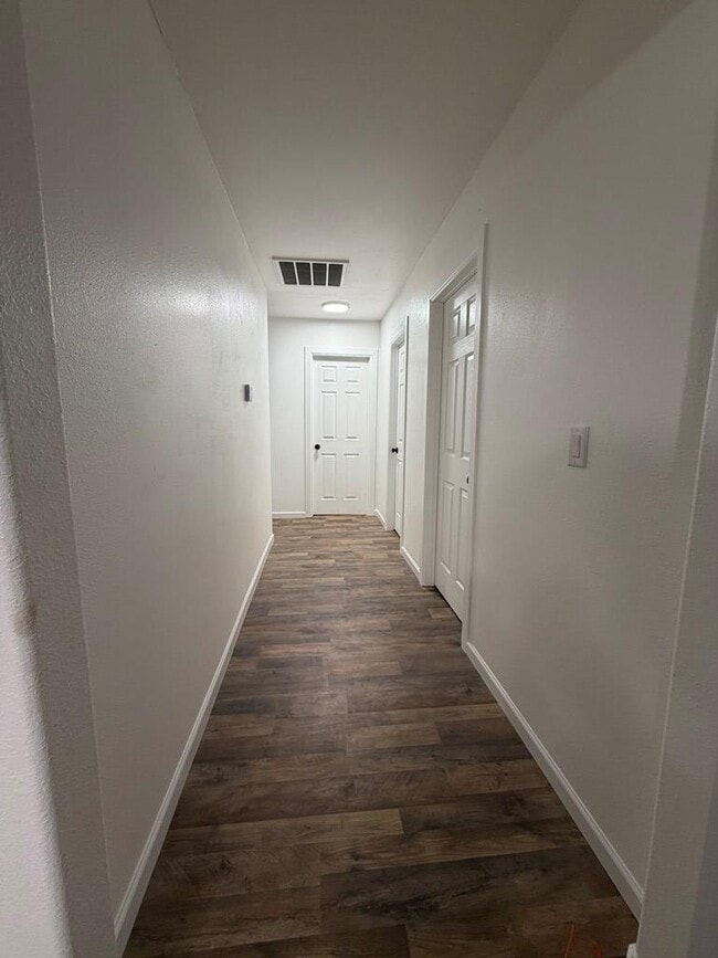 Foto del edificio - 715 N Kelly Ave
