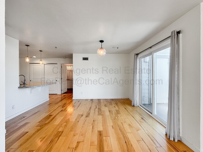 Foto del edificio - 6400 Christie Ave