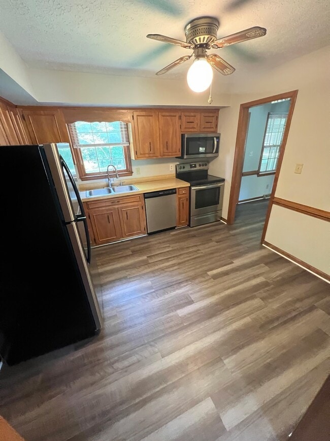 Building Photo - 1512 Greenview Dr