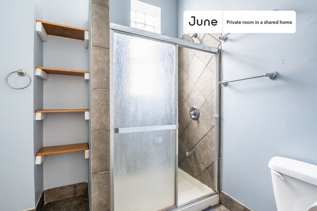 Foto del edificio - Room in Shared 3 bed/1 bath home