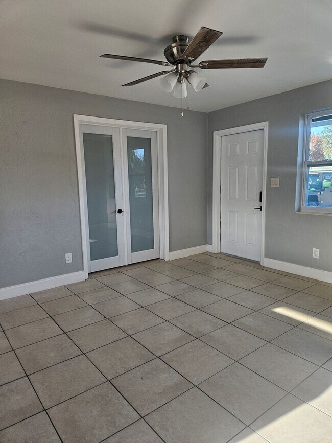Building Photo - 838 Lewis Dr