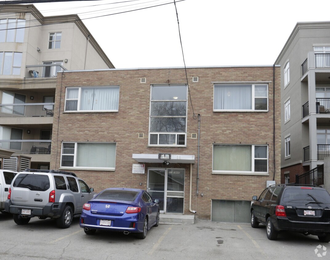 Building Photo - Elmwood Manor Apartments