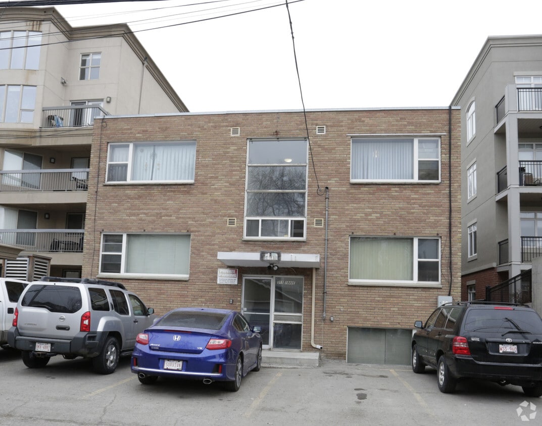 Photo du bâtiment - Elmwood Manor Apartments