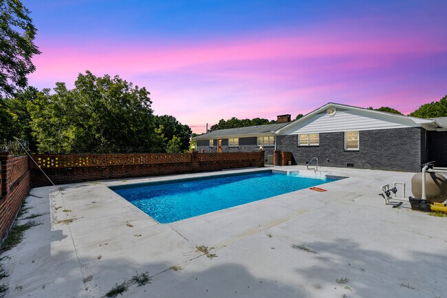 Foto del edificio - 1644 Sims Bridge Rd