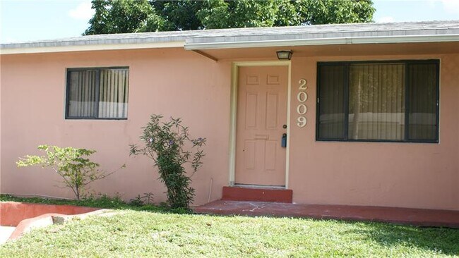 Building Photo - 2009 SW 98th Ter