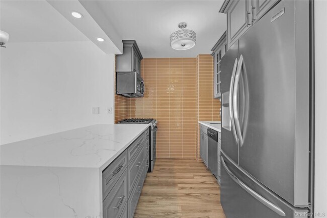 Foto del edificio - 4-74 48th Avenue Unit 25M