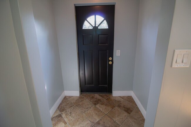 Building Photo - For Rent - Newly Renovated Cape Code In Co...