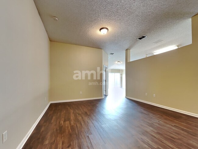 Foto del edificio - 9575 Stratham Ct