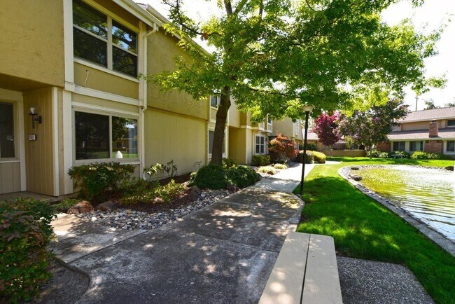 Foto del edificio - Spacious 1400sf, 3 Bed 2.5 Bath Townhouse ...