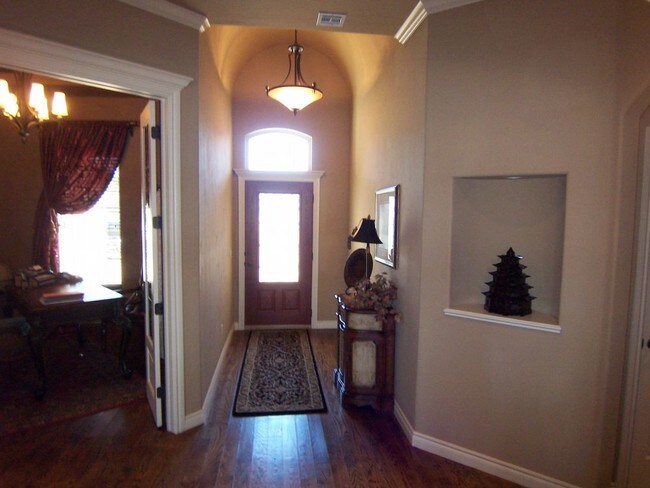 Building Photo - 13119 Red Oak Dr