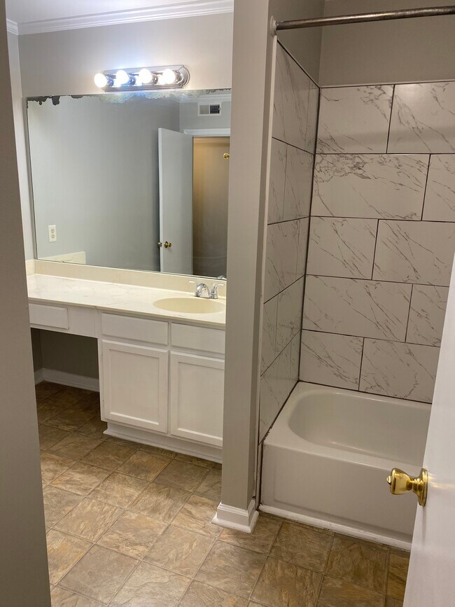 Building Photo - 6023 Treetop Ct