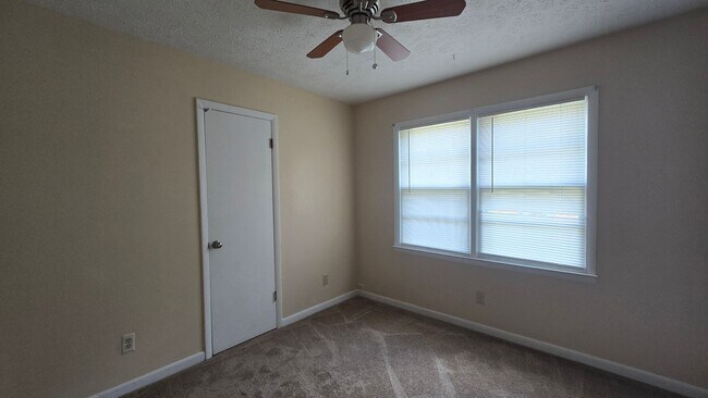 Foto del edificio - 6615 Keeler Dr