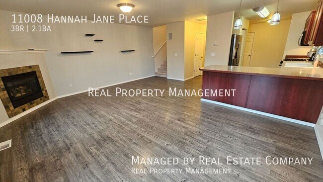 Building Photo - Modern Three Bed Eagle River Townhome