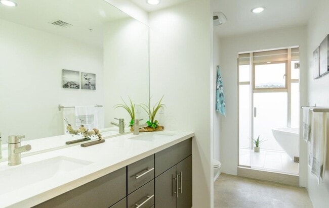 Building Photo - 3238 Casitas Ave