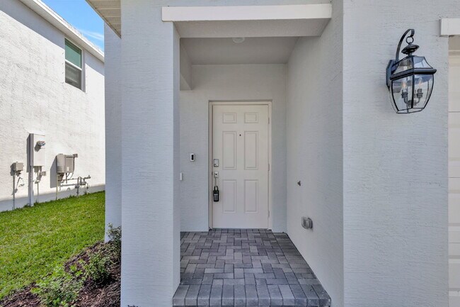 Foto del edificio - Luxurious Living: Spacious 5-Bedroom Home with Scenic Views in Port Saint Lucie!