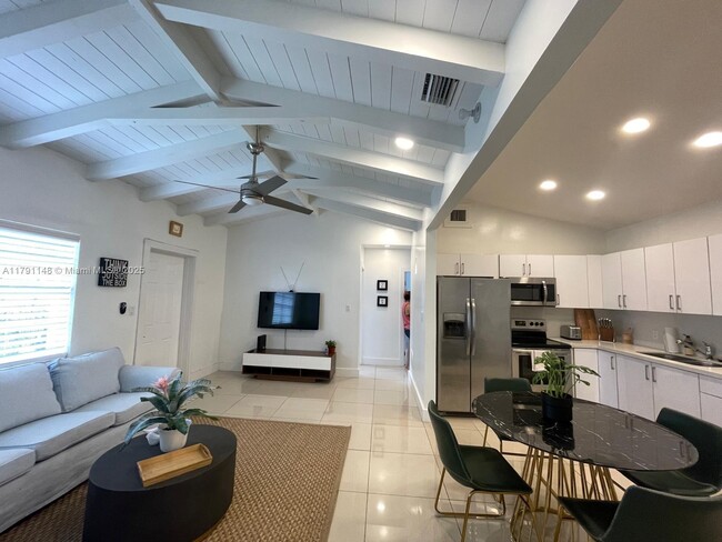 Foto del edificio - 26 NE 70th St