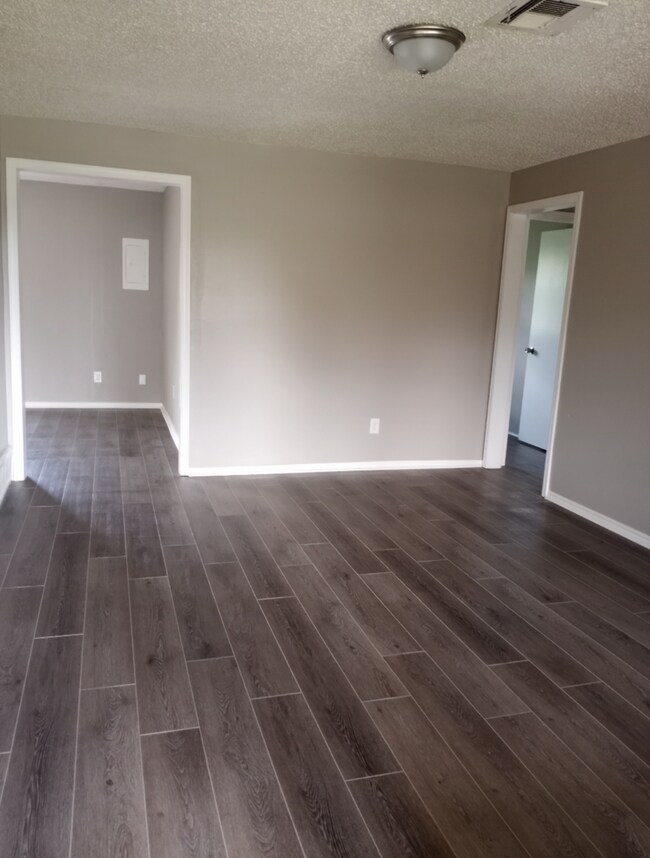 Foto del edificio - Charming 5-bedroom, 1.5-bathroom Home Avai...