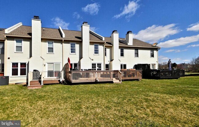 Back view - 465 Dalkeith Ct