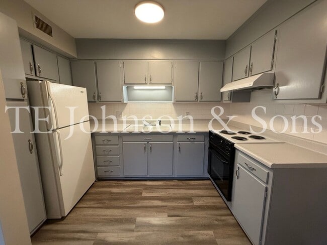 Building Photo - 2 Bedroom Salem View Apartment!