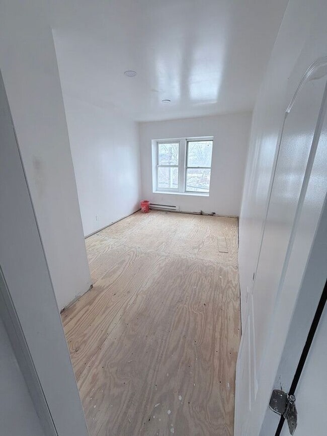 Foto del edificio - Police and first responders >> Three Beds , and One Bath