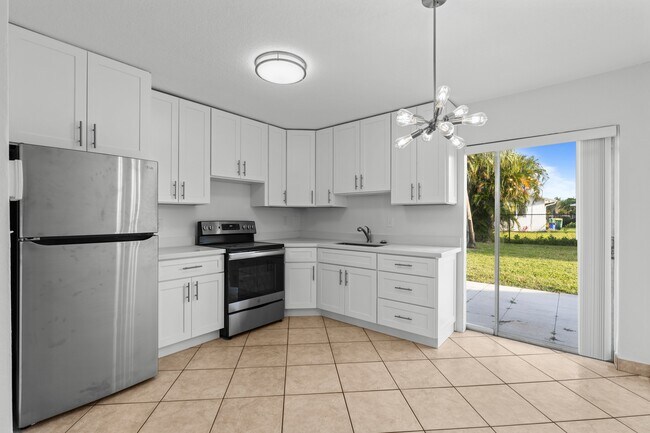Building Photo - 9500 NW 74th Ct