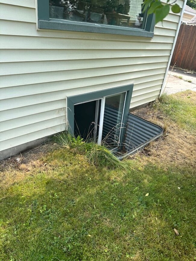 Foto del edificio - Hey Students.  3 bedroom Mid town off Step...