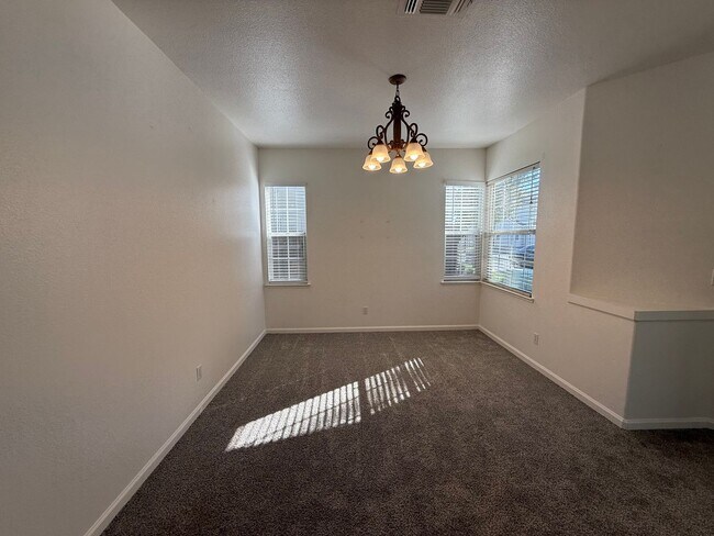 Foto del edificio - 4 bed 2.5 bath 2 story home available now!