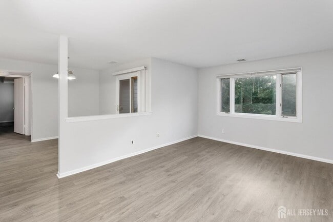 Building Photo - 3231 Sayre Dr