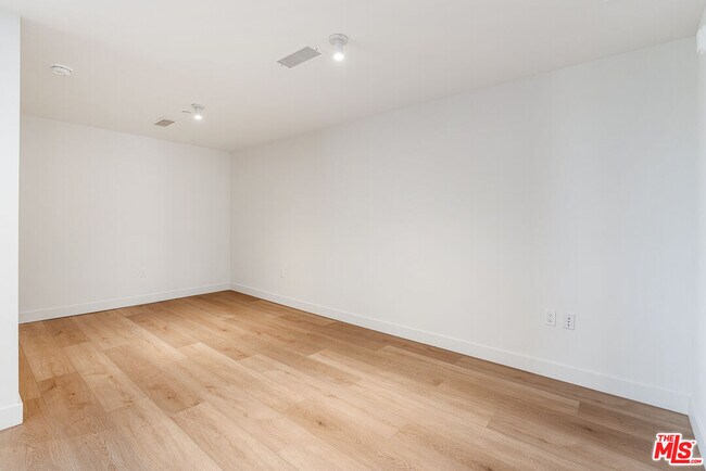 Building Photo - 3688 Overland Ave