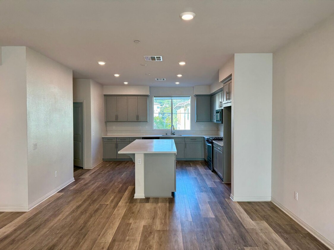 Foto principal - 4 bedroom townhome in Camarillo’s Springvi...