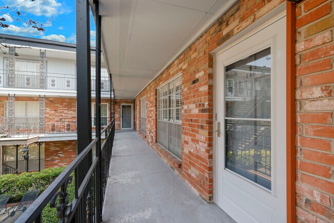 Foto del edificio - Chic 1-Bed Oasis with Pool & Walk-In Closets in Central San Antonio – $975/mo
