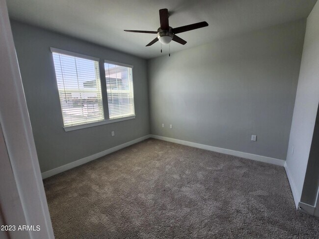 Foto del edificio - 7460 N Zanjero Blvd