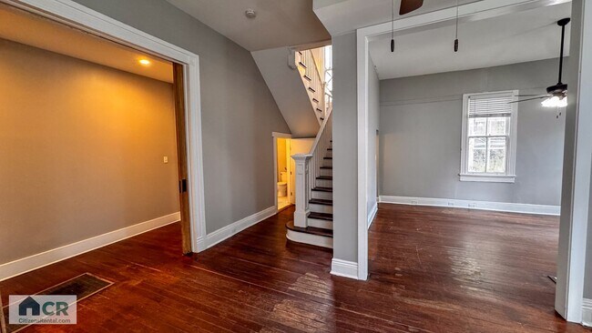 Foto del edificio - SPACIOUS 5Bed/3Bath just around the corner from Maple Street action! Text (727) 459-4141!